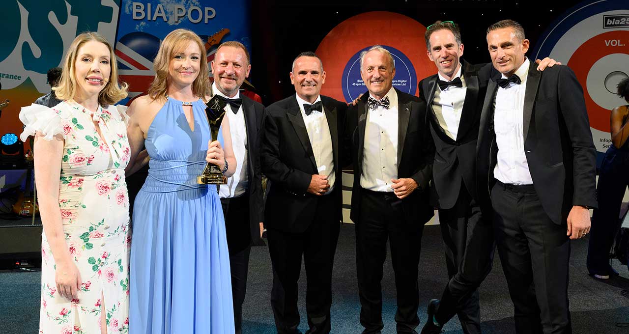 Dave Martin presenting Insurance Broker of the Year award to Alan Boswell Insurance Brokers