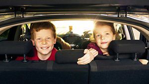 Aviva Car Insurance Discounts for Safe Drivers – 2 kids smiling in the back of a car