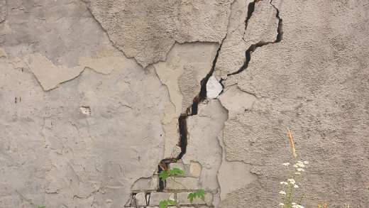 Crack on wall