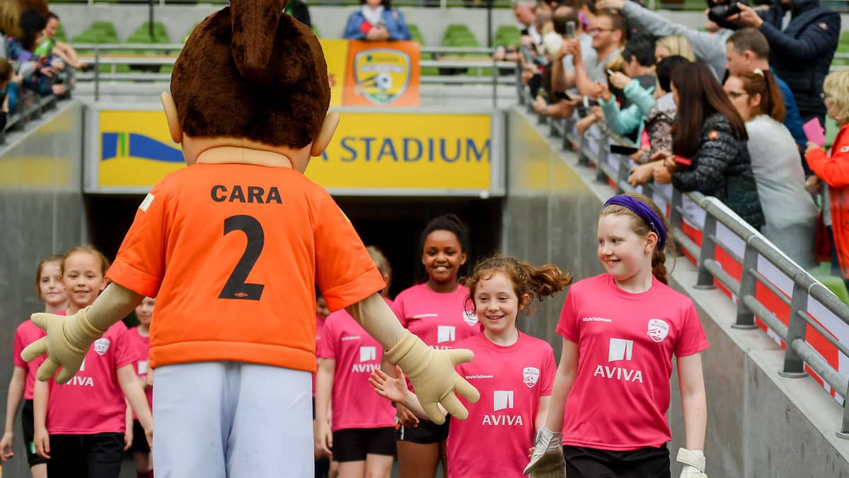 Aviva Soccer Sisters 2019 - mascot high fives